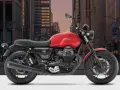 Moto Guzzi V7: detalles de su ficha técnica en un entorno urbano.