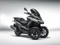Triciclo gris moderno, estilo deportivo, con tres ruedas. El **Quadro QV3** es un vehículo ágil y seguro, ideal para sortear el tráfico urbano sin **problemas**.