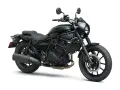 Moto custom negra, ideal para viajes. Con asiento doble y faro redondo, es una de las mejores motos custom para viajar.