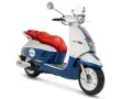Scooter Peugeot Django 125 en blanco, azul y rojo. ¡Las opiniones sobre este modelo son excelentes!