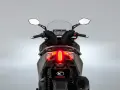 Vista trasera de la Kymco Super Dink 125. Sus luces LED rojas brillan, invitando a leer las kymco super dink 125 opiniones.