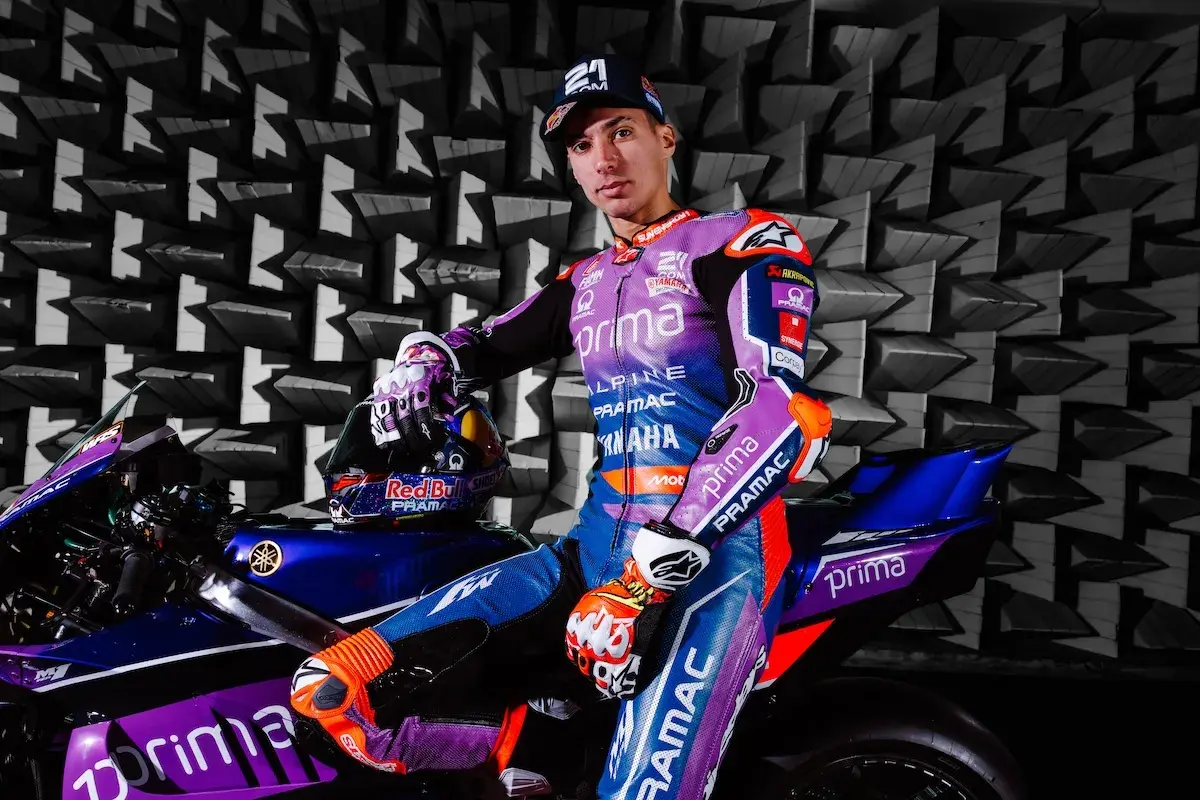Toprak Razgatlıoğlu, piloto de MotoGP, posa con su moto Yamaha en un estudio con paneles acústicos.