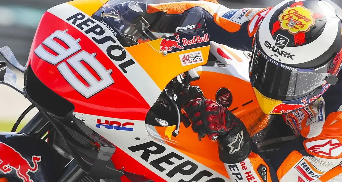 Jorge Lorenzo se retira. El piloto de MotoGP con el número 99, enfundado en su mono Repsol Honda, se inclina en la curva.