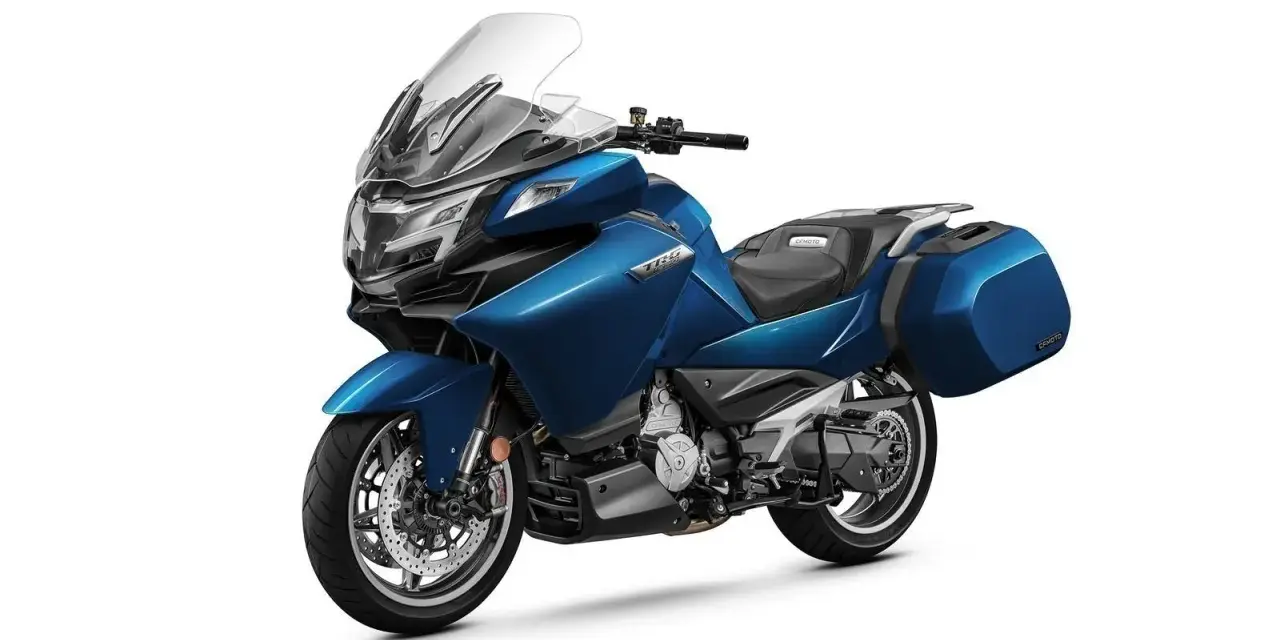 Motocicleta azul CFMOTO 1250 TR-G con maletas laterales, lista para la aventura.