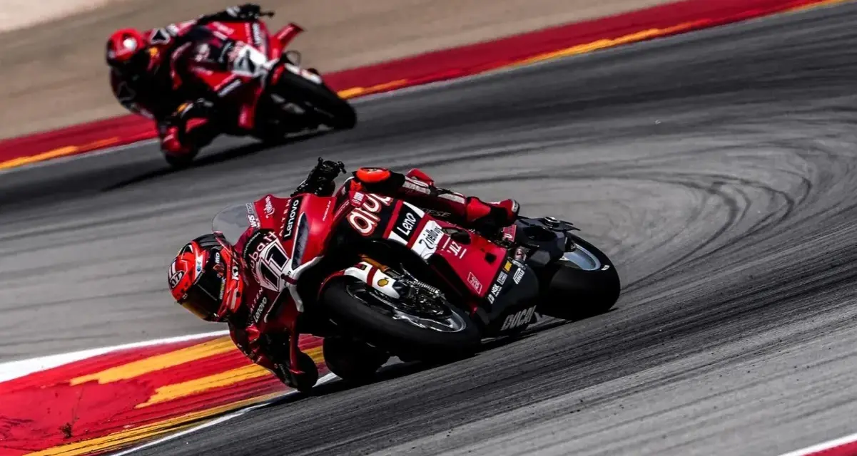 Dos pilotos de superbikes en sus motos rojas toman una curva cerrada. ¡No te pierdas el horario superbikes hoy en Teledeporte!