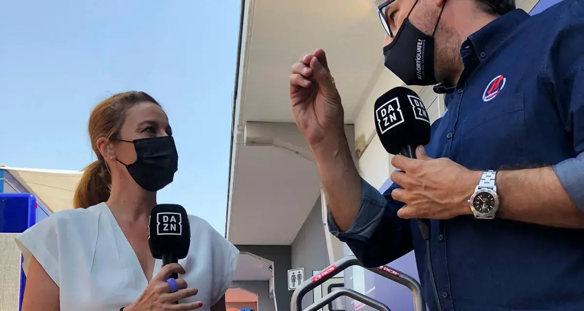 Entrevista a Juan Martínez sobre MotoGP. Dos periodistas con mascarillas sostienen micrófonos de DAZN.