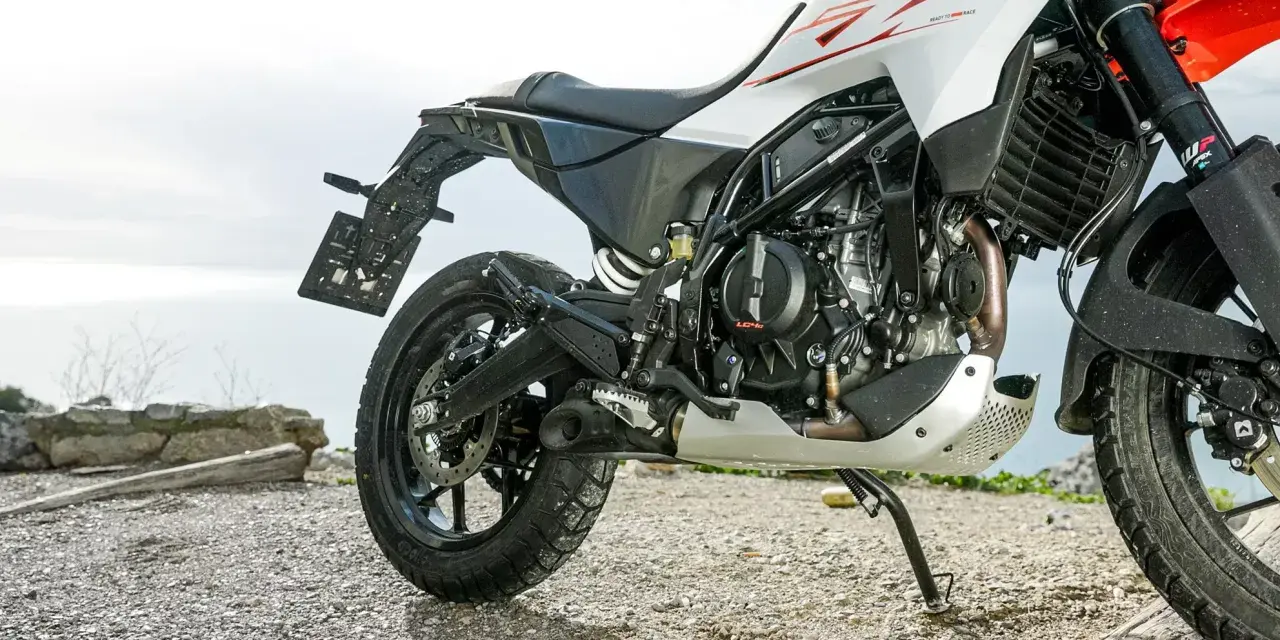 Detalle de la KTM 390 Adventure, lista para la acción. Conoce su ficha técnica y prepárate para la aventura.