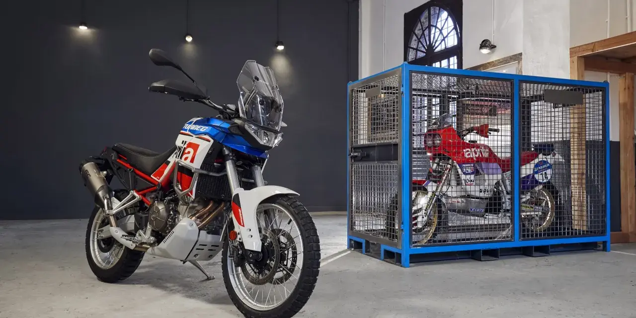 Dos motos Aprilia, una lista para la aventura y otra enjaulada, evocan el espíritu del Dakar.