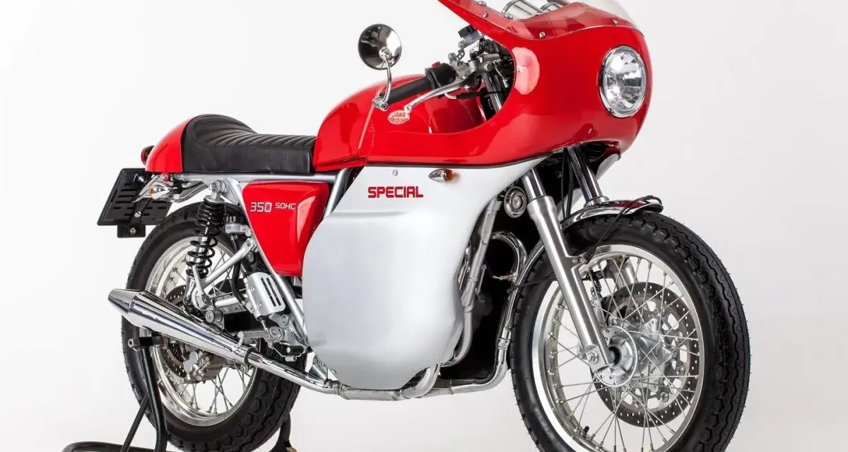 Jawa motos: una moto clásica roja y plateada con carenado, asiento negro y detalles cromados, lista para la carretera.