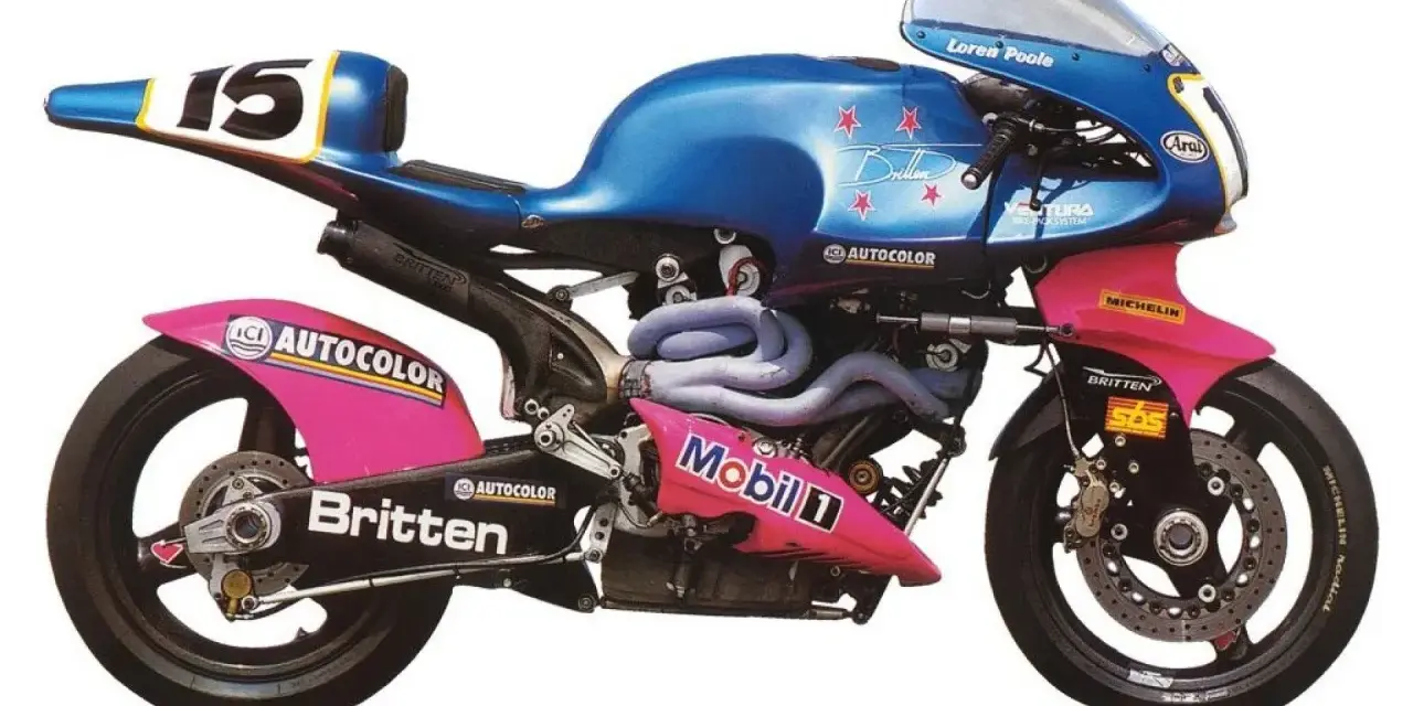 La moto de carreras Britten V1000, azul y rosa, con el número 15, lista para la pista.