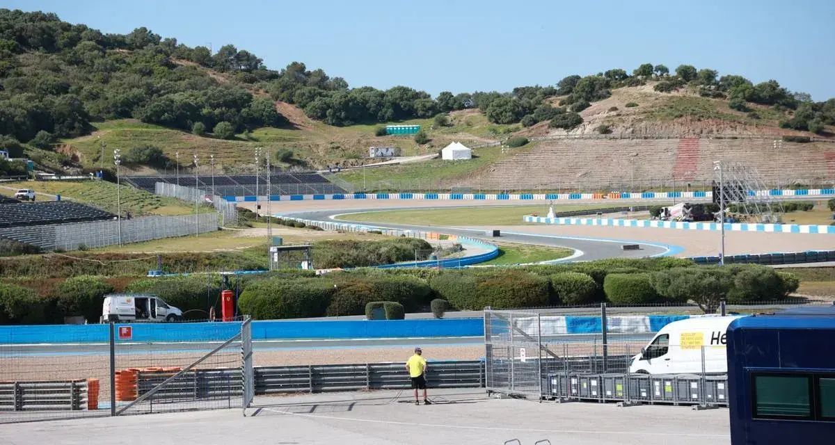 Pista de carreras con gradas y vegetación. Se preparan las instalaciones para la próxima carrera de MotoGP.