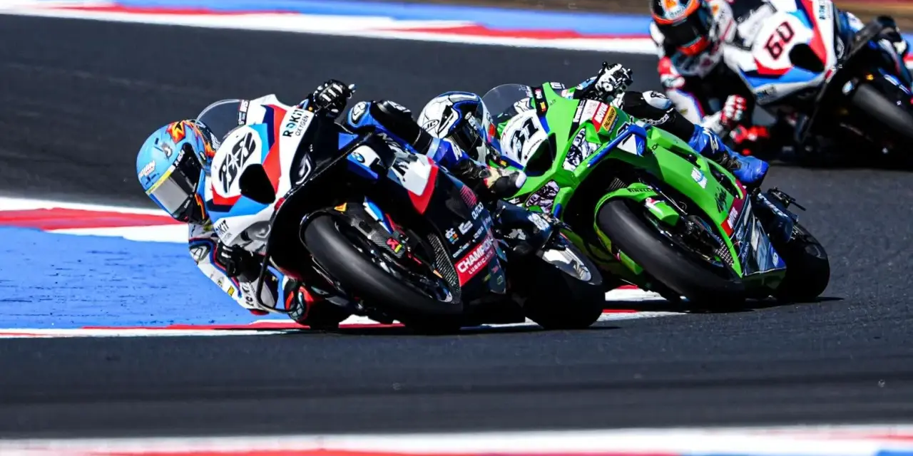 Pilotos compiten en una carrera de superbikes, inclinándose en una curva. ¡Así es donde ver superbikes!