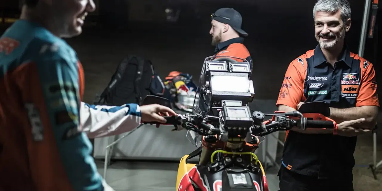 Jordi Viladoms, con su equipo, prepara la moto para la carrera.