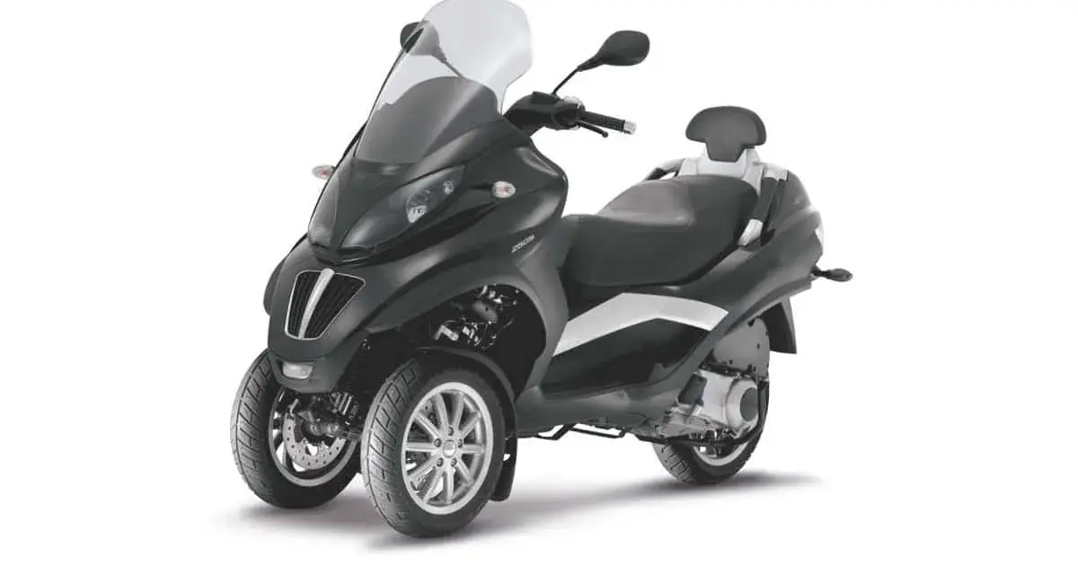 Elegante moto con dos ruedas delanteras, parabrisas alto y asiento doble.