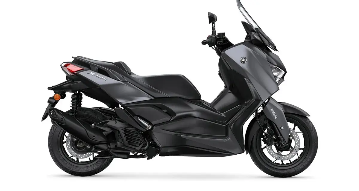 Scooter Yamaha XMAX gris oscuro. Con una moto de 125 se puede ir por autopista, ideal para viajes urbanos y escapadas.