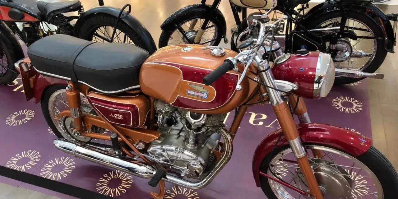Exhibición de las mejores motos clásicas: una Ducati 250 de color naranja y burdeos, junto a otras joyas vintage.