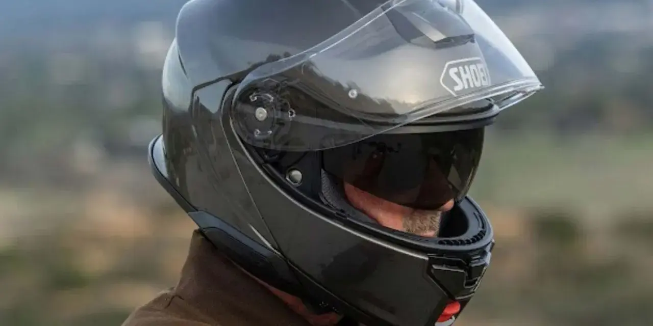 Hombre con casco touring silencioso, listo para un viaje tranquilo.
