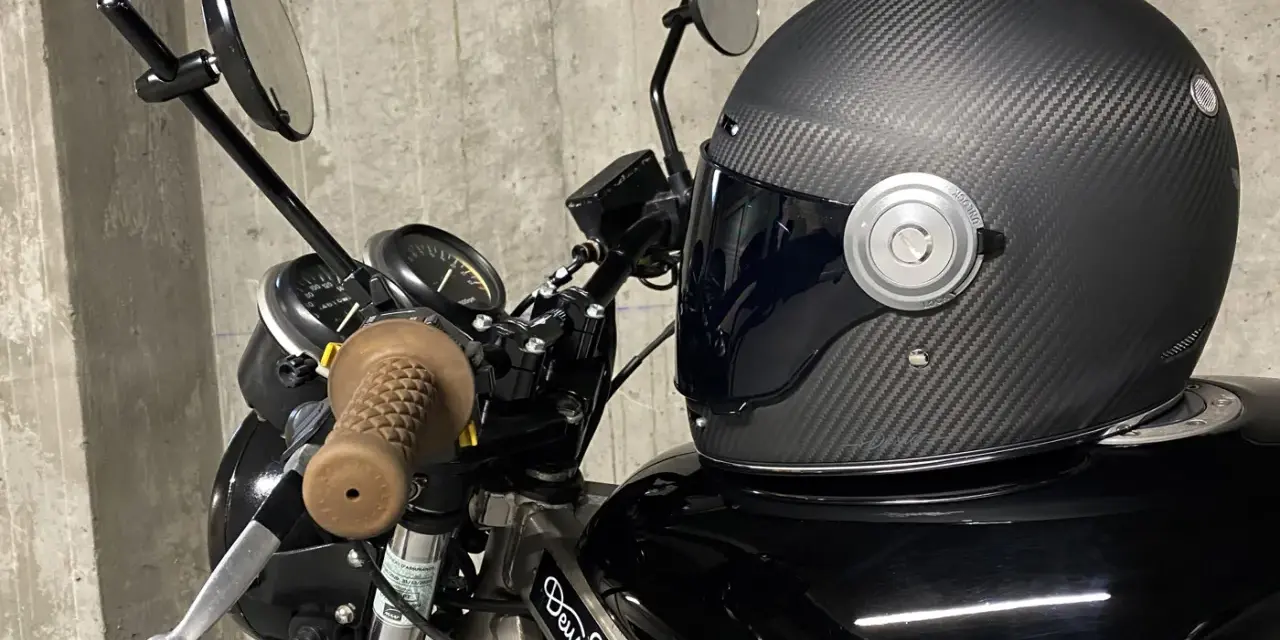 Casco de moto de fibra de carbono, uno de los cascos de moto más seguros, listo para la carretera.