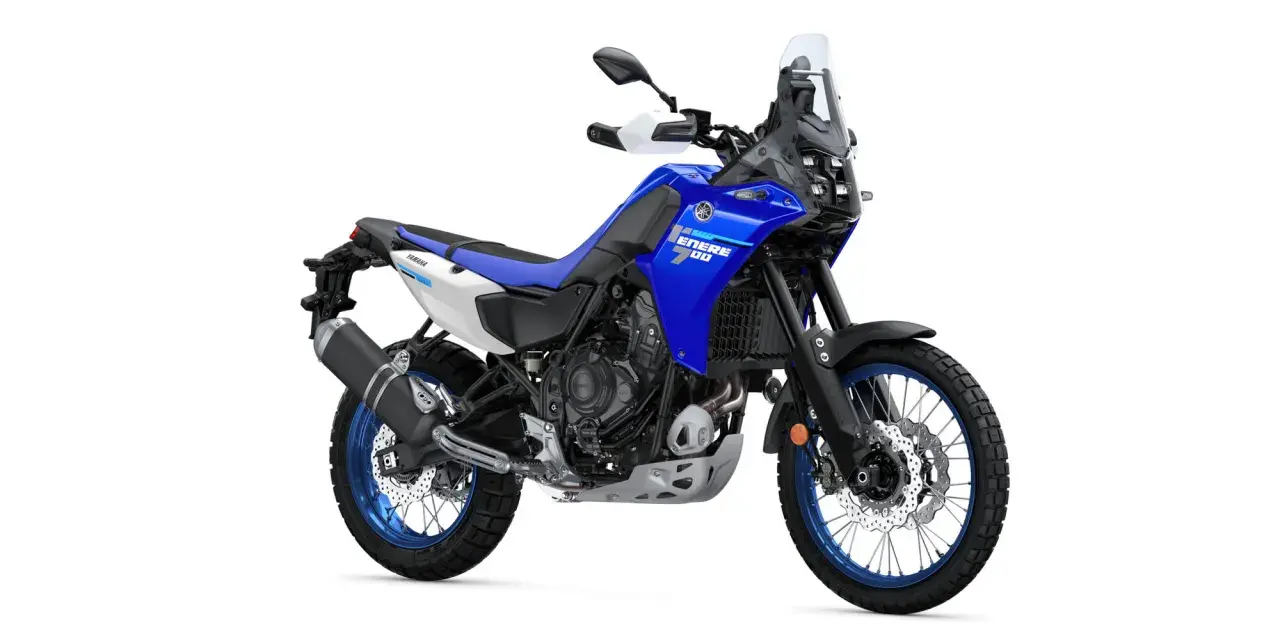 Yamaha Ténéré 700, una moto trail A2 lista para la aventura. Azul y blanca, con llantas de radios y pantalla alta.