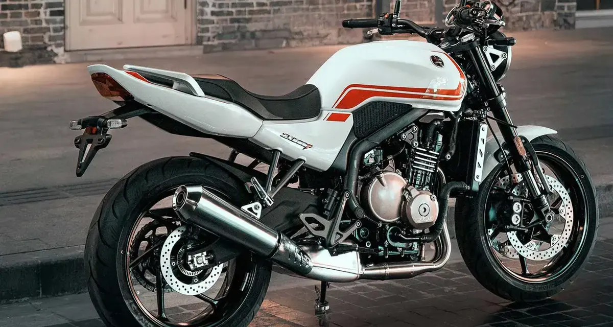 Motocicleta blanca con detalles rojos, estilo retro, lista para la aventura. Una de las motos chinas 500cc más atractivas.