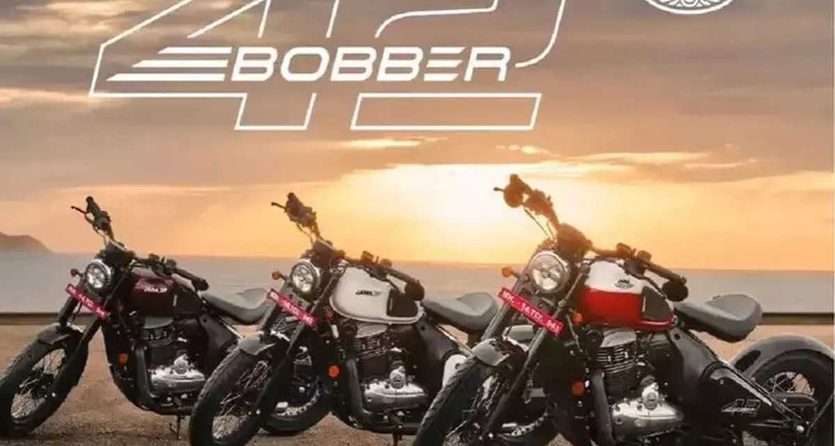 Tres motos Jawa 42 Bobber en diferentes colores, con el logo de Jawa y el nombre del modelo en el cielo al atardecer.