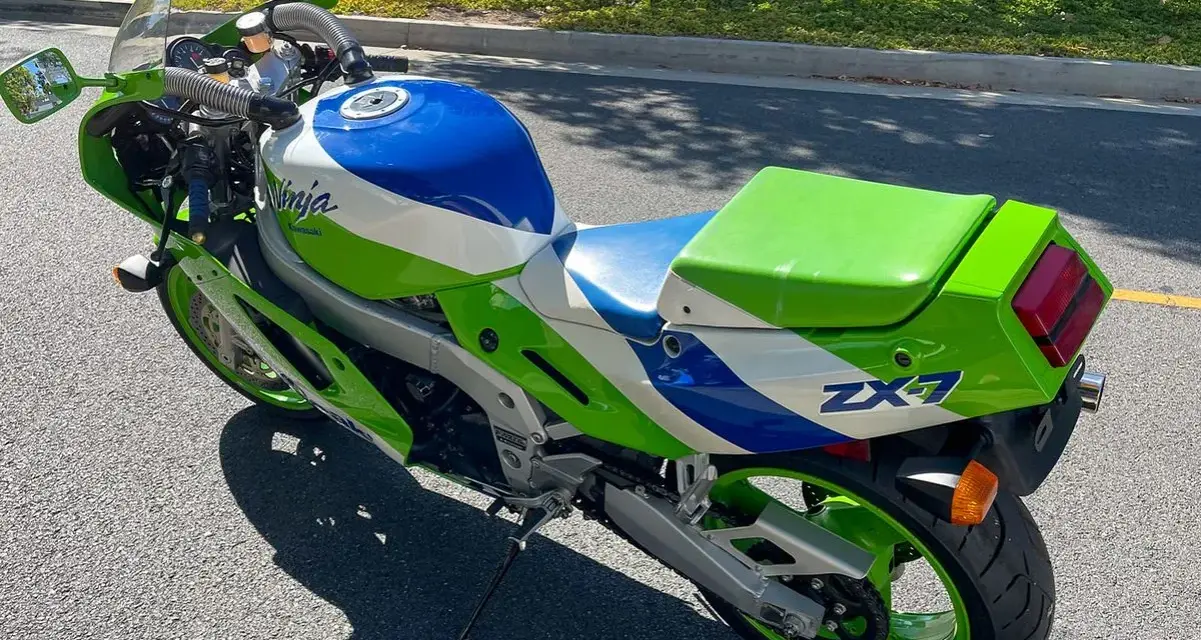 Kawasaki ZX7 Ninja, un clásico deportivo con diseño en verde, blanco y azul. ¡Lista para la carretera!