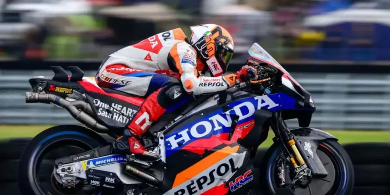 Piloto del Repsol Honda Team en plena carrera, con su moto de competición luciendo los colores icónicos.