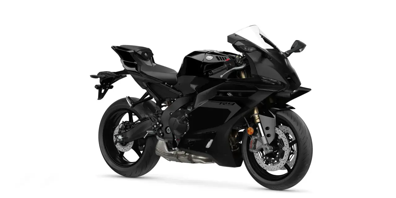 La elegante Yamaha R9 A2 negra, lista para la velocidad y la aventura en la carretera.