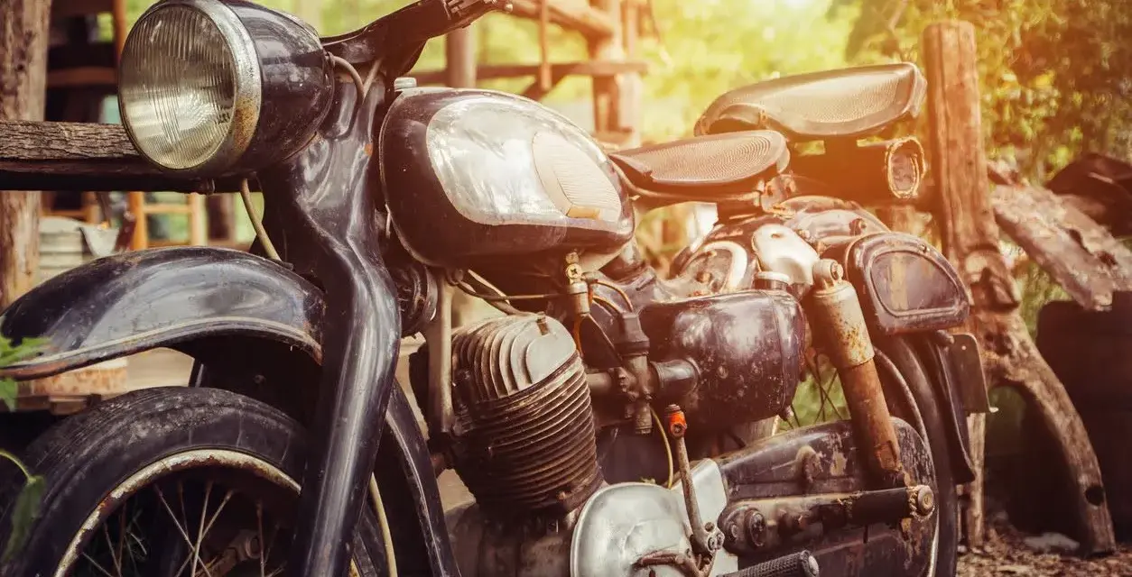 Moto clásica en un entorno rústico. ¿Cuánto cuesta dar de alta una moto sin papeles?