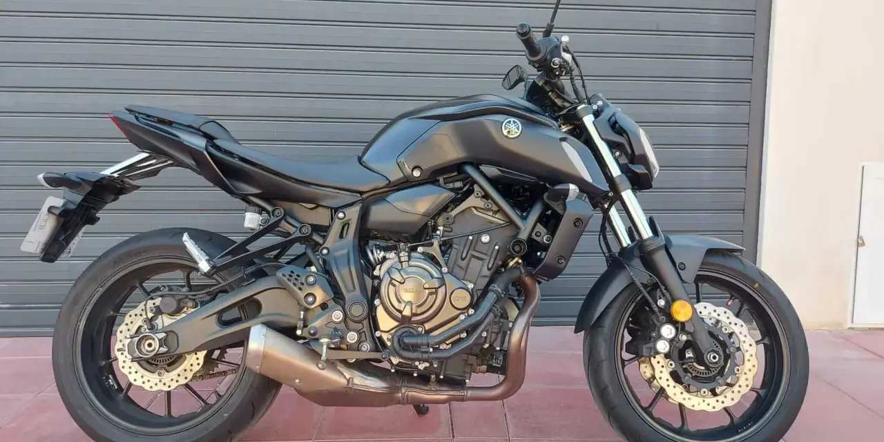 Moto Yamaha negra, ideal para tus consejos para comprar una moto de segunda mano. Revisa su motor y detalles.