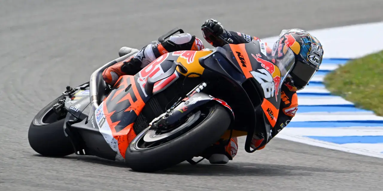 Dani Pedrosa en plena acción, inclinado en una curva con su moto KTM. Su actualidad en las pistas sigue siendo impresionante.
