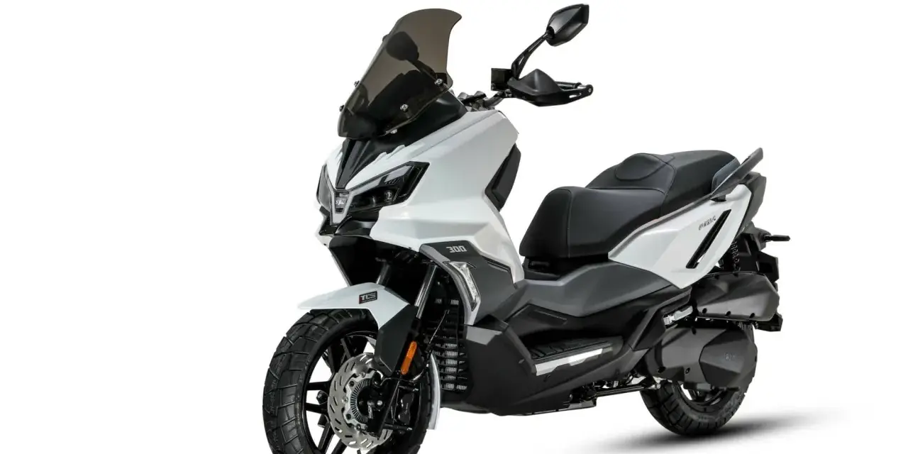 Scooter blanco moderno, ideal para saber como vender una moto. Diseño deportivo con parabrisas ahumado y llantas robustas.