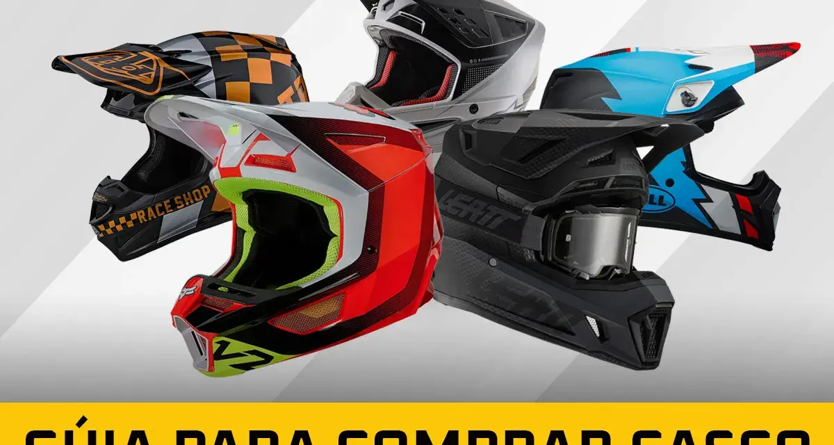 Varios cascos de moto de alta gama, incluyendo un casco moto caro negro con detalles de carbono, listos para la aventura.