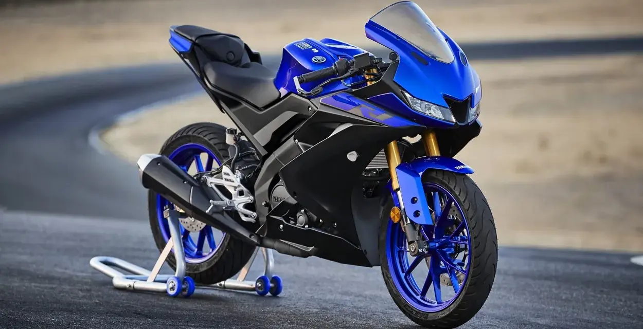 Moto deportiva azul, la moto 125 más rápida, lista para la pista.