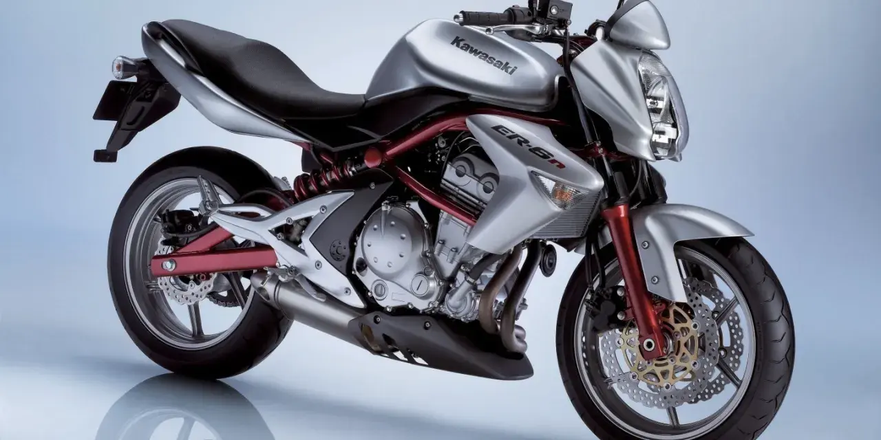 Kawasaki ER6n plateada, lista para la acción. Conoce su ficha técnica y prepárate para la carretera.