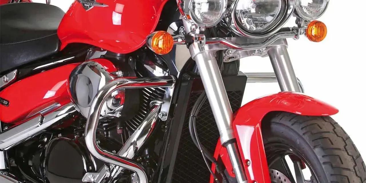 Detalle frontal de una Suzuki Intruder 800 en rojo brillante, con su **suzuki intruder 800 ficha técnica** visible en el guardabarros.