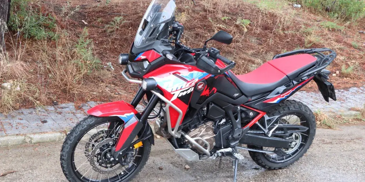 Honda Africa Twin roja y negra, lista para la aventura. Opiniones positivas sobre su rendimiento en todo terreno.