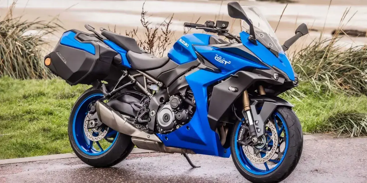 Suzuki azul lista para viajar. Estas motos sport turismo, con sus maletas integradas, invitan a la aventura en cualquier camino.