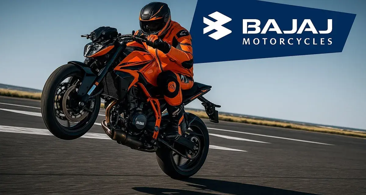 Motociclista en una Bajaj KTM naranja haciendo un caballito en una pista. El logo de Bajaj Motorcycles aparece en la esquina superior derecha.