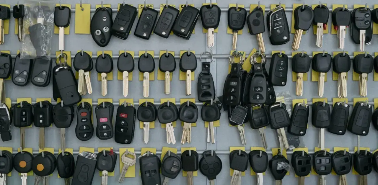 Un duplicado llave moto puede ser útil. Aquí hay muchas llaves de moto y coche colgadas.