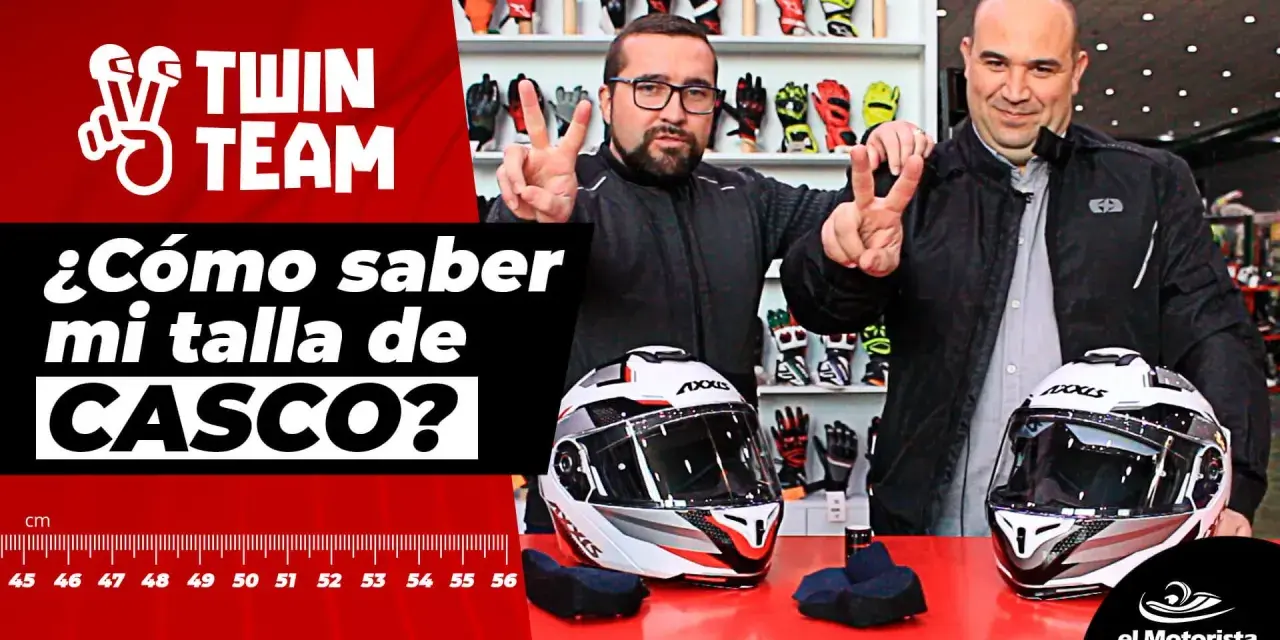 Dos hombres sonríen y muestran cascos de moto, listos para probar tallas. Fondo con guantes y cinta métrica.
