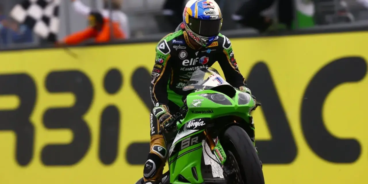 Kenan Sofuoğlu cruza la meta en su Kawasaki Ninja, con la bandera a cuadros ondeando.