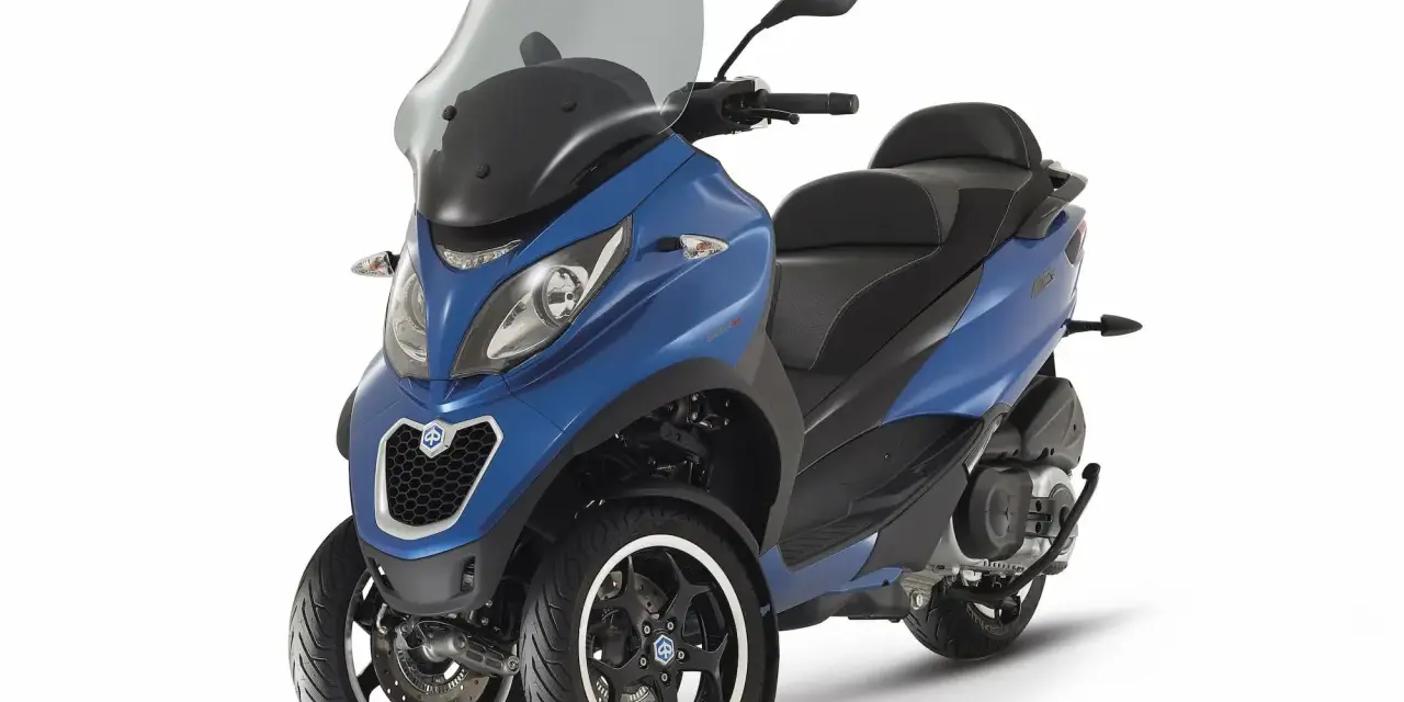 Azul brillante, una de las motos de tres ruedas más modernas y elegantes, lista para la aventura.