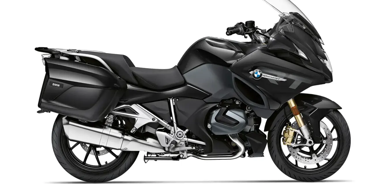 Moto BMW negra con maletas, ideal para aventuras y escapadas. Perfecta para motos para viajar en pareja.