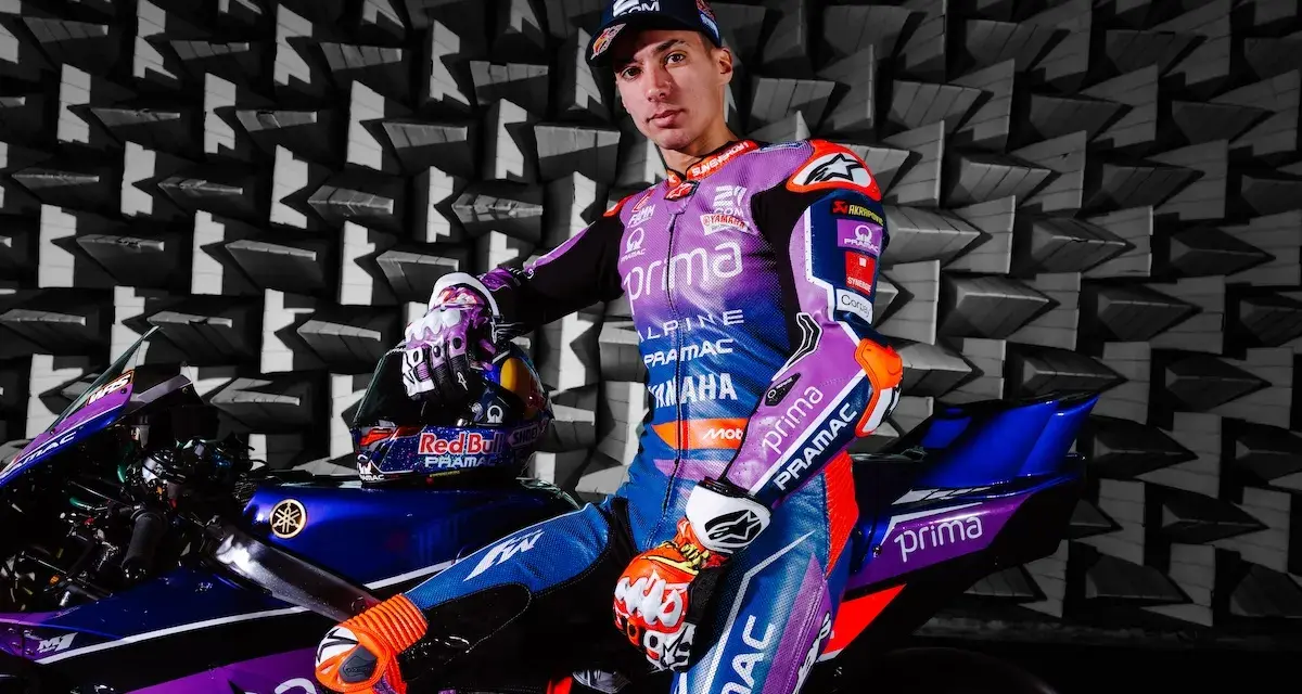 Toprak Razgatlıoğlu, piloto de MotoGP, posa con su moto Yamaha en un estudio con paneles acústicos.