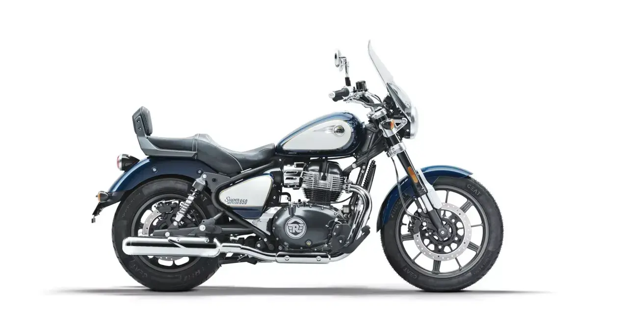 Royal Enfield Super Meteor 650: opiniones sobre su diseño cruiser azul y cromado, con asiento cómodo y parabrisas.