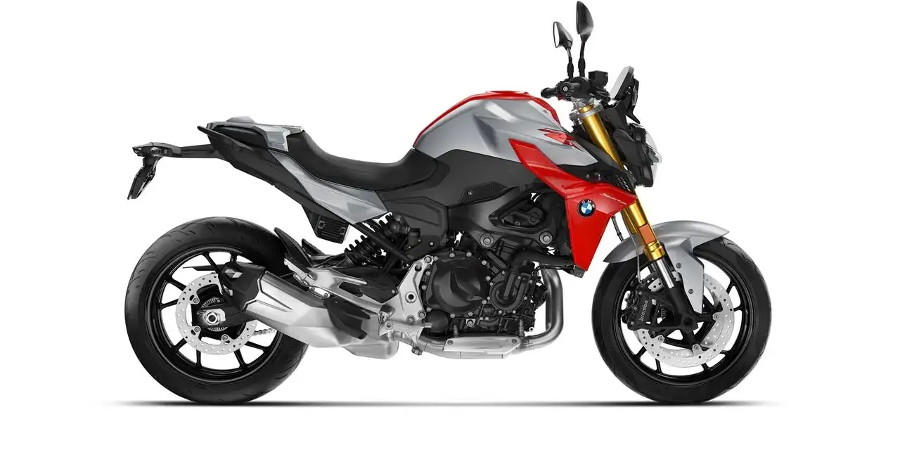 Moto BMW deportiva, ideal para limitar moto A2. Diseño moderno en plata y rojo, con detalles plateados y negros.