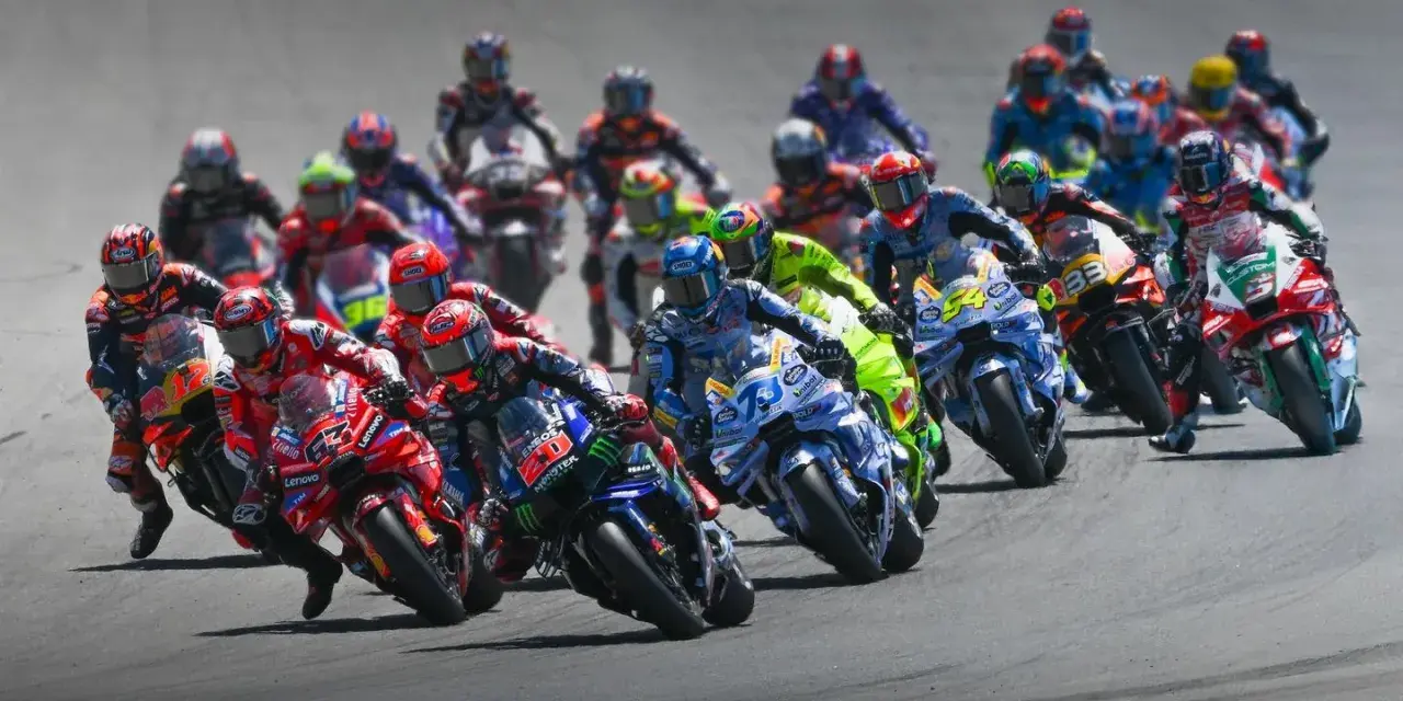 Carrera de MotoGP con varios pilotos en acción. ¡La emoción de la temporada 2026 ya se siente!