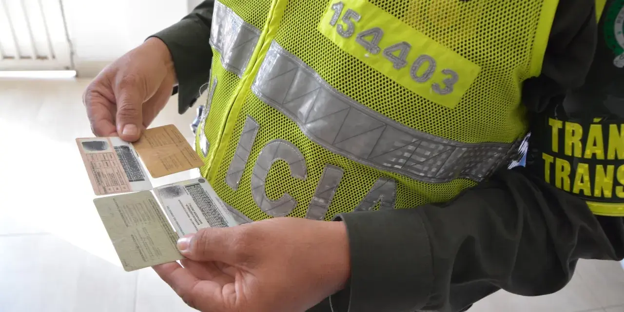 Agente de tránsito revisa documentos. ¡Ay, he perdido los papeles de la moto!