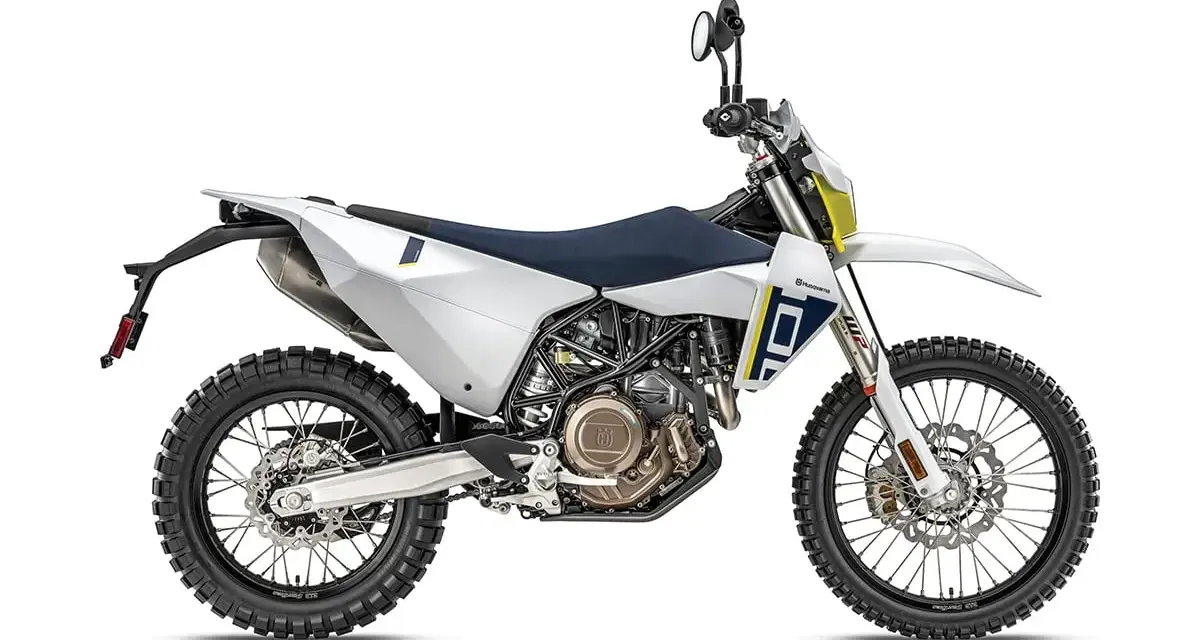 Motocicleta blanca y azul lista para la aventura, una verdadera máquina enduro pro con llantas todoterreno.